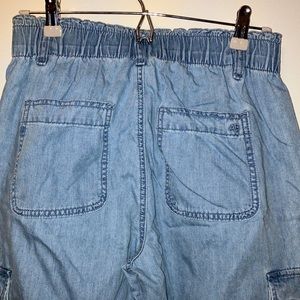 American Eagle Outfitters light wash jeans size 4 regular baggy, cargo pockets
